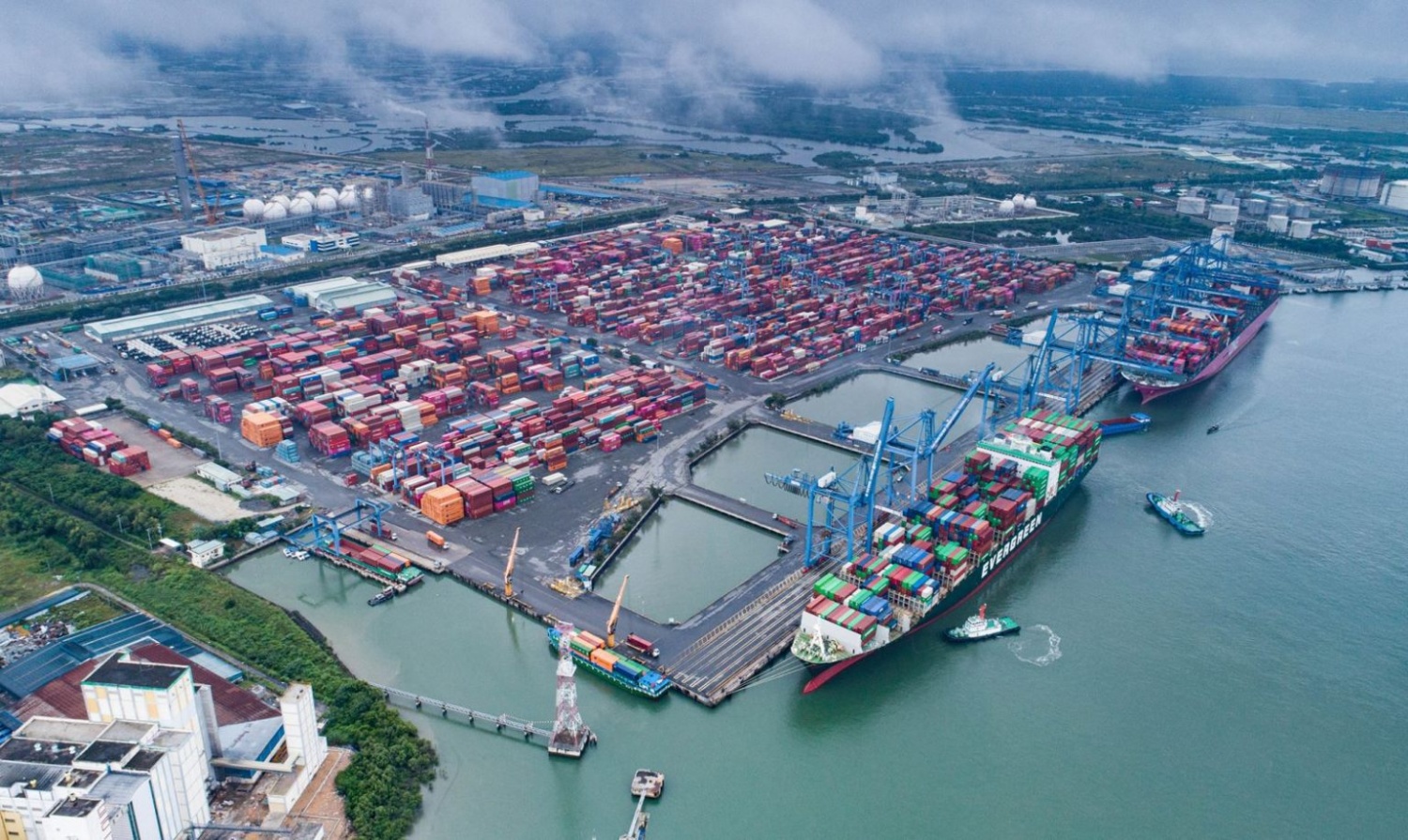 Hàng hóa thông qua cảng biển tăng mạnh