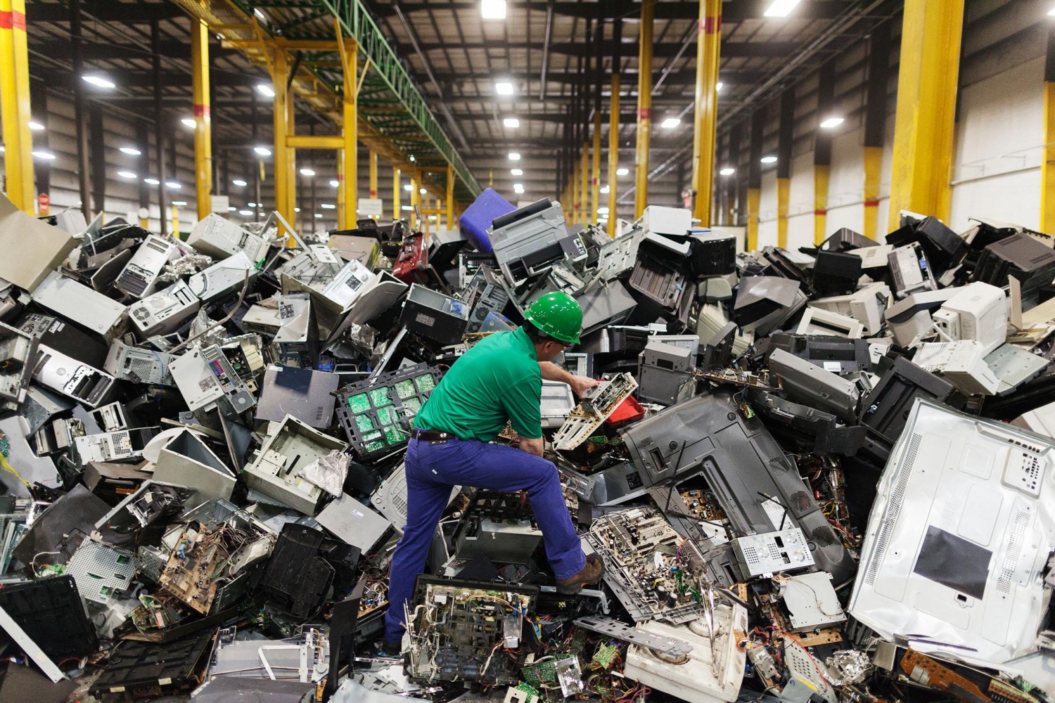 Tận thu rác thải điện tử, giải pháp lợi nhiều mặt