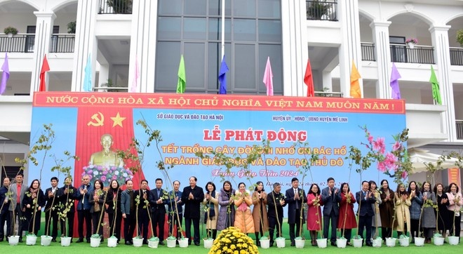 Hơn 100 cây xanh được huyện Mê Linh trao tặng cho các quận huyện và trường học trong lễ phát động