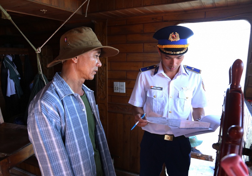 Bộ Tư lệnh Vùng Cảnh sát biển 3 bắt giữ tàu chở cát trái phép