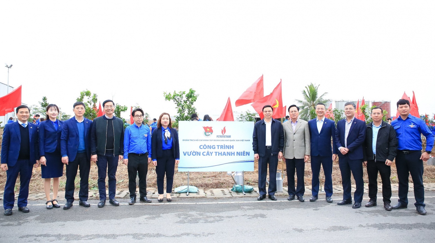 Đoàn Thanh niên Tập đoàn Dầu khí Quốc gia Việt Nam đã trao tặng cho Đoàn Thanh niên VNPOLY