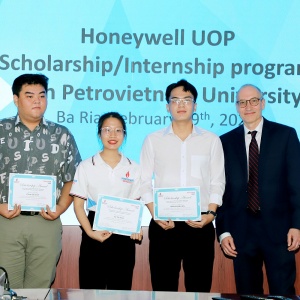 Honeywell UOP trao tặng học bổng cho 3 sinh viên xuất sắc PVU