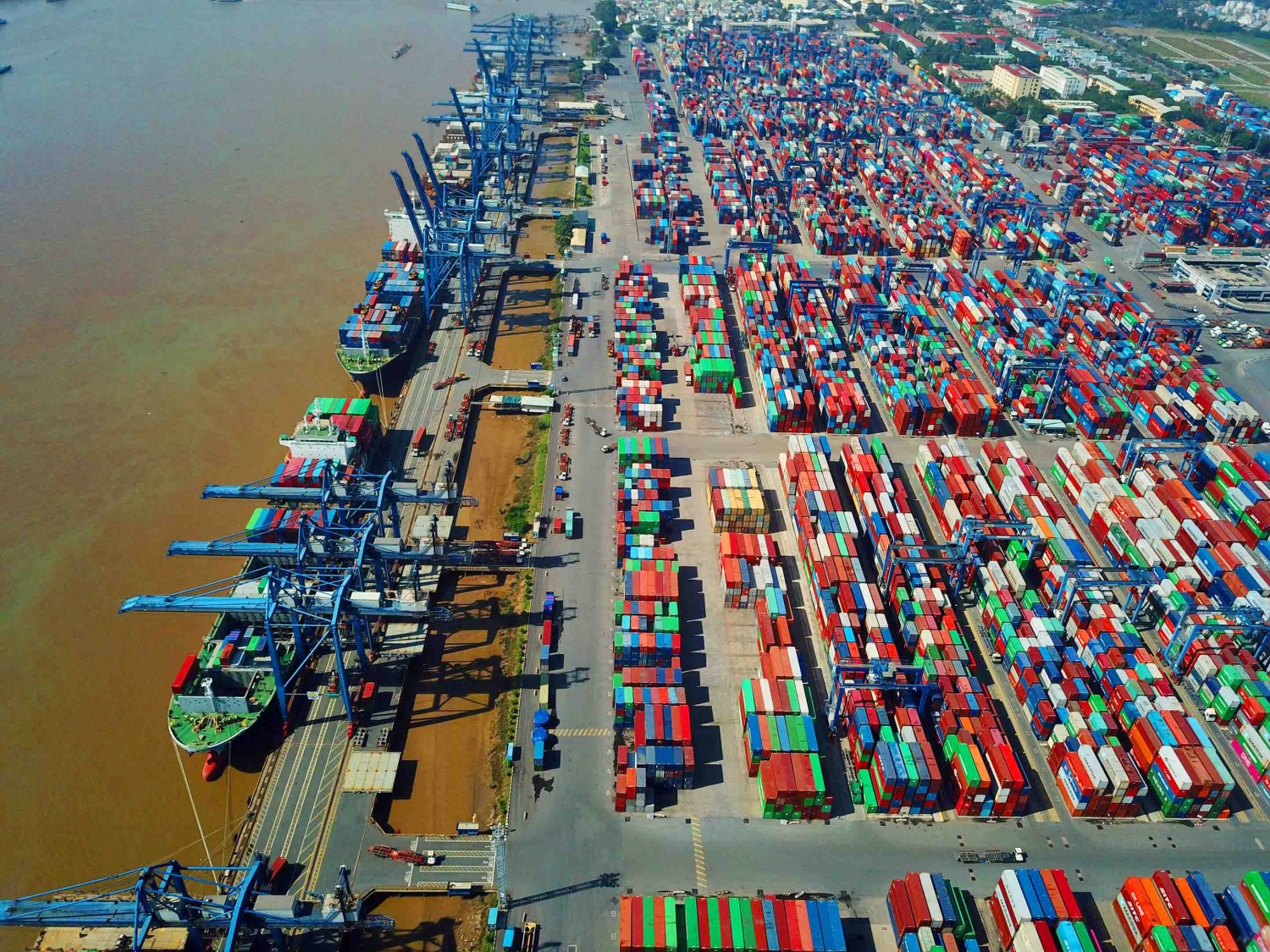 4.257 container tồn đọng tại cảng Cát Lái gây nhiều thiệt hại