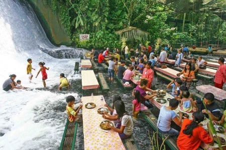 "Độc lạ" nhà hàng buffet dưới chân thác nước ở Philippines