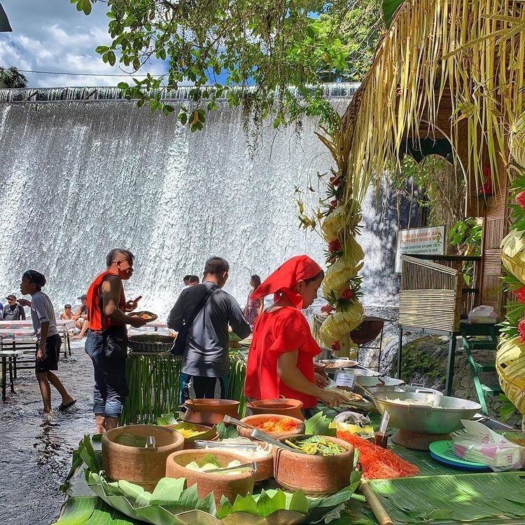 "Độc lạ" nhà hàng buffet dưới chân thác nước ở Philippines