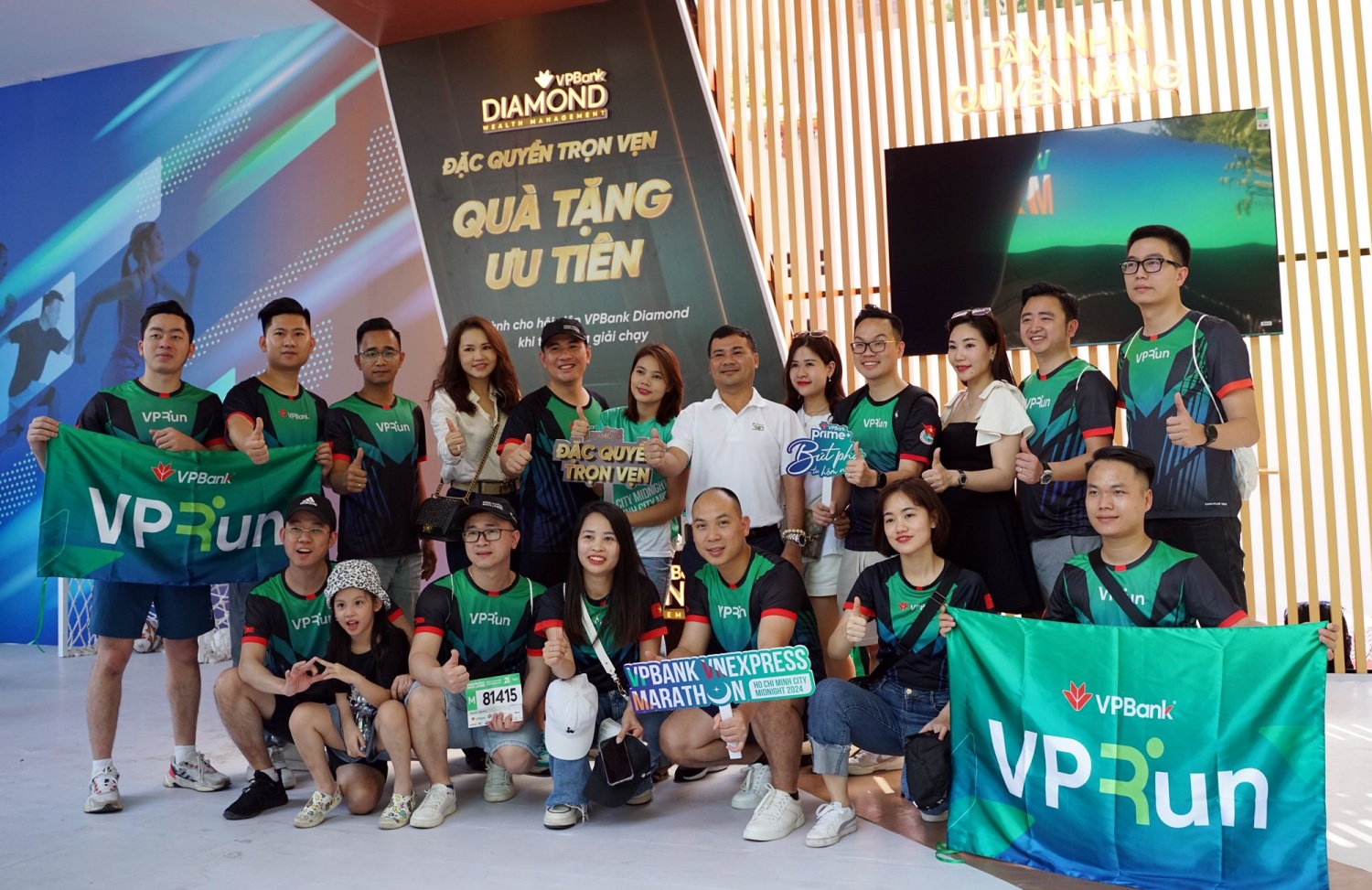 VPBank tặng hàng nghìn phần quà cho runner tham gia minigame giải chạy đêm TP HCM