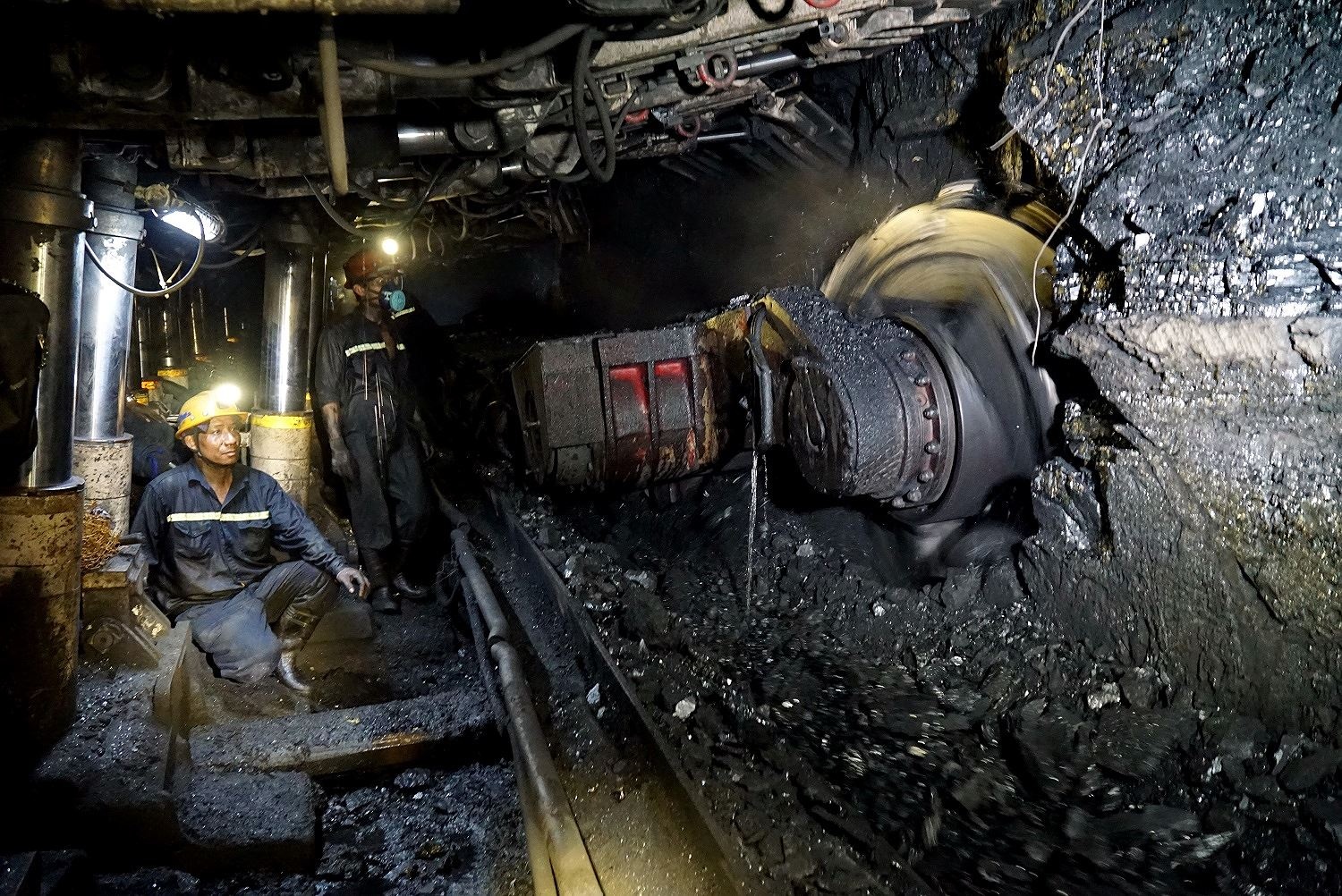 Khai thác than tại lò chợ CGH 600.000 tấn Than Hà Lầm 