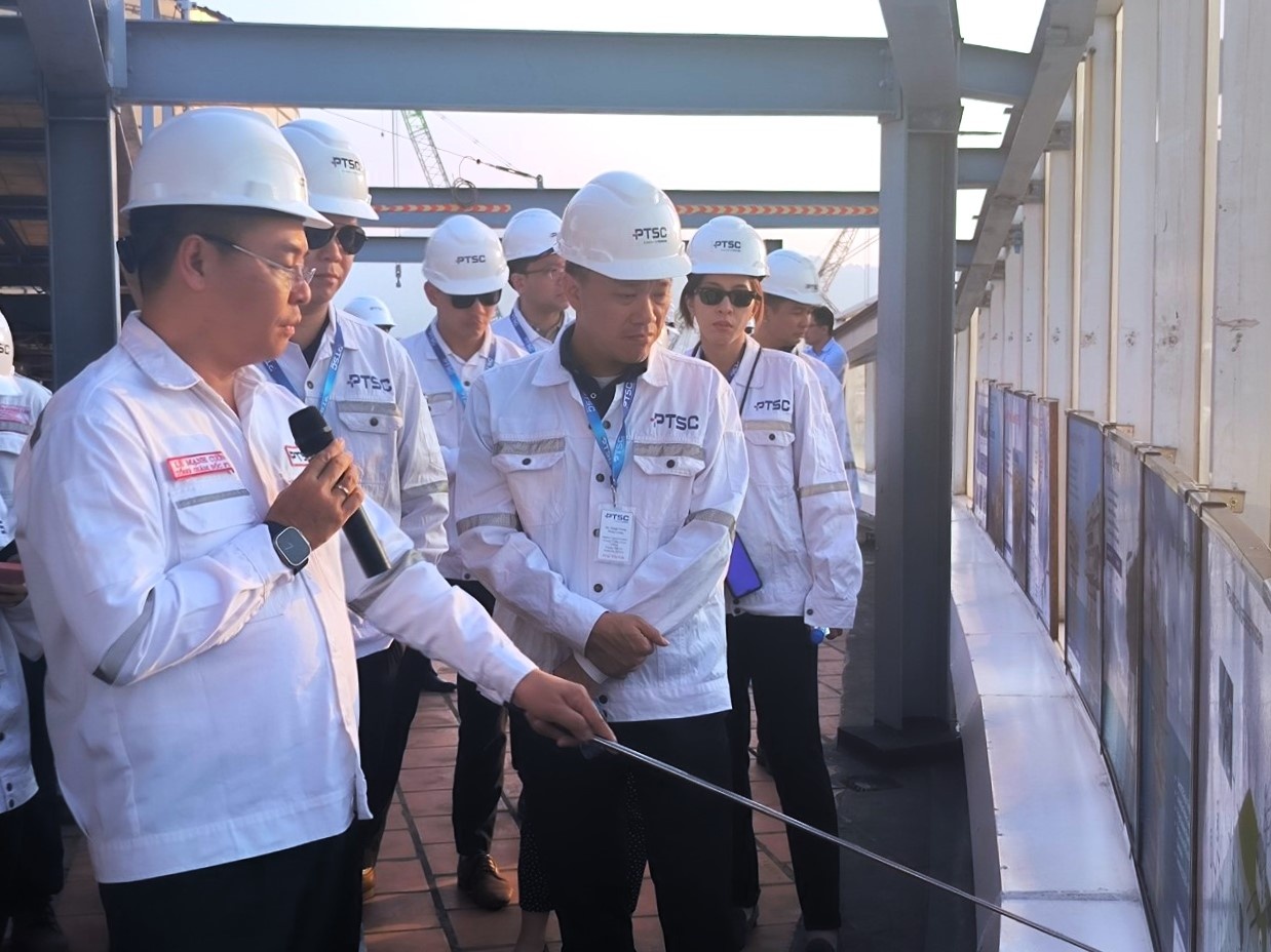 Ông Lê Mạnh Cường, Tổng Giám đốc, Tổng Công ty Cổ phần Dịch vụ Kỹ thuật Dầu khí Việt Nam giới thiệu với Đoàn công tác Chính phủ Singapore về cơ sở vật chất, công nghệ của PTSC Ông Lê Mạnh Cường, Tổng Giám đốc, Tổng Công ty Cổ phần Dịch vụ Kỹ thuật Dầu khí Việt Nam giới thiệu với Đoàn công tác Chính phủ Singapore về cơ sở vật chất, công nghệ của PTSC