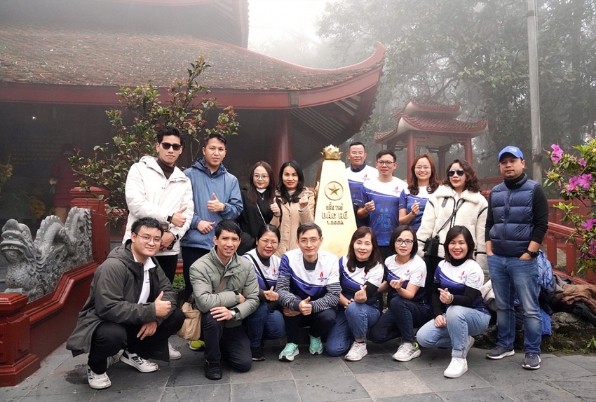 Cán bộ, đảng viên Chi bộ Chuyên môn và các quần chúng ưu tú chụp ảnh tại cột mốc ghi độ cao 1.296m trước cửa đền thờ Bác Hồ