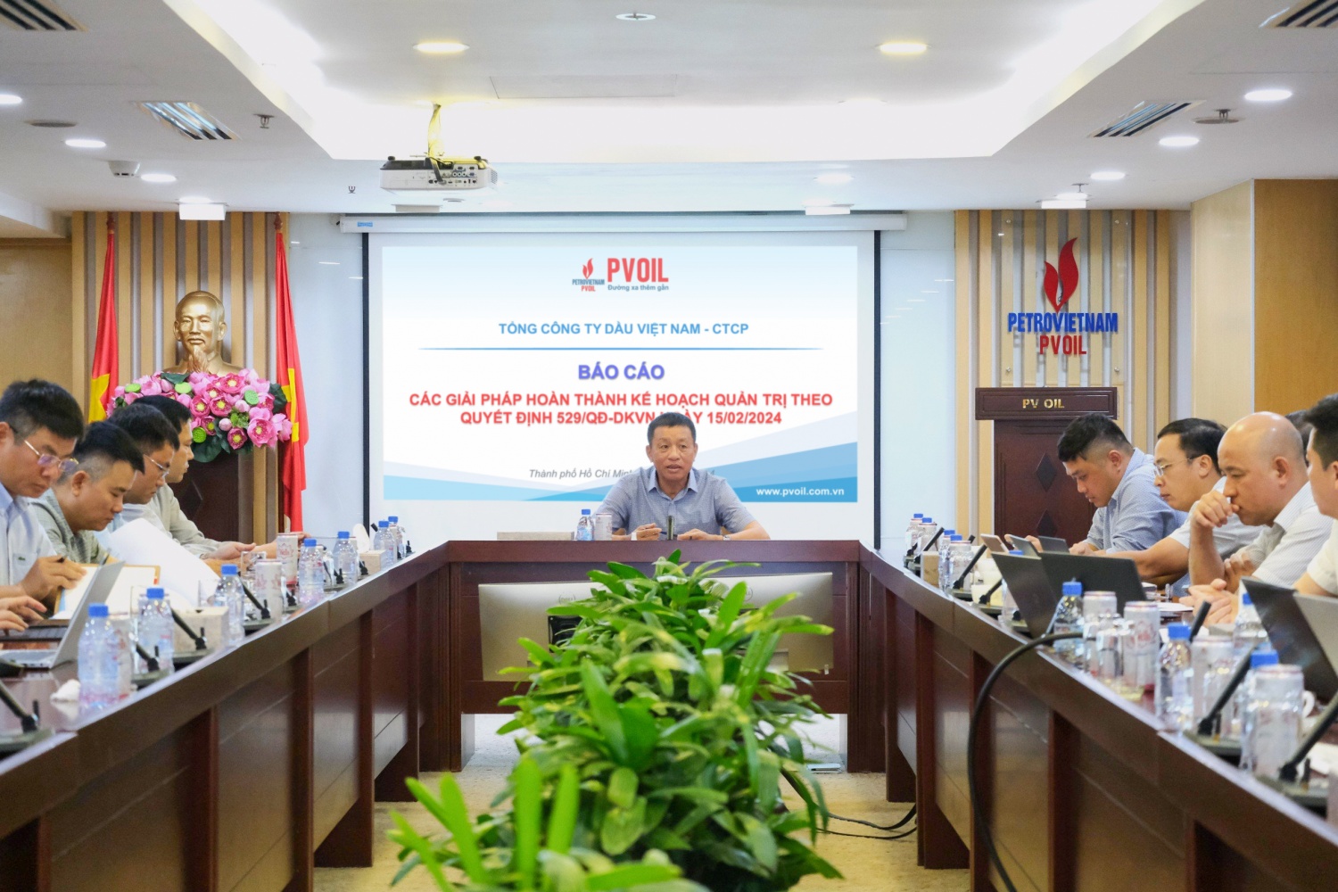 Ông Đoàn Văn Nhuộm – Tổng Giám đốc PVOIL chủ trì cuộc họp