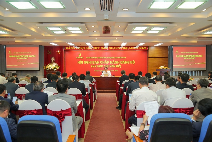 Đồng chí Lê Mạnh Hùng - Bí thư Đảng ủy, Chủ tịch HĐTV, Tổng Giám đốc Tập đoàn chủ trì Hội nghị