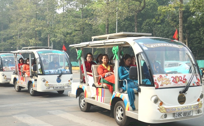 Quảng bá áo dài Việt và tour kết nối Hoàng thành Thăng Long - Phố cổ bằng xe điện