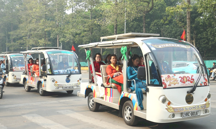 Quảng bá áo dài Việt và tour kết nối Hoàng thành Thăng Long - Phố cổ bằng xe điện