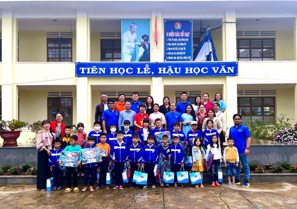 Đoàn tặng quà cho các em học sinh có hoàn cảnh khó khăn Trường Tiểu học Nam Hồ