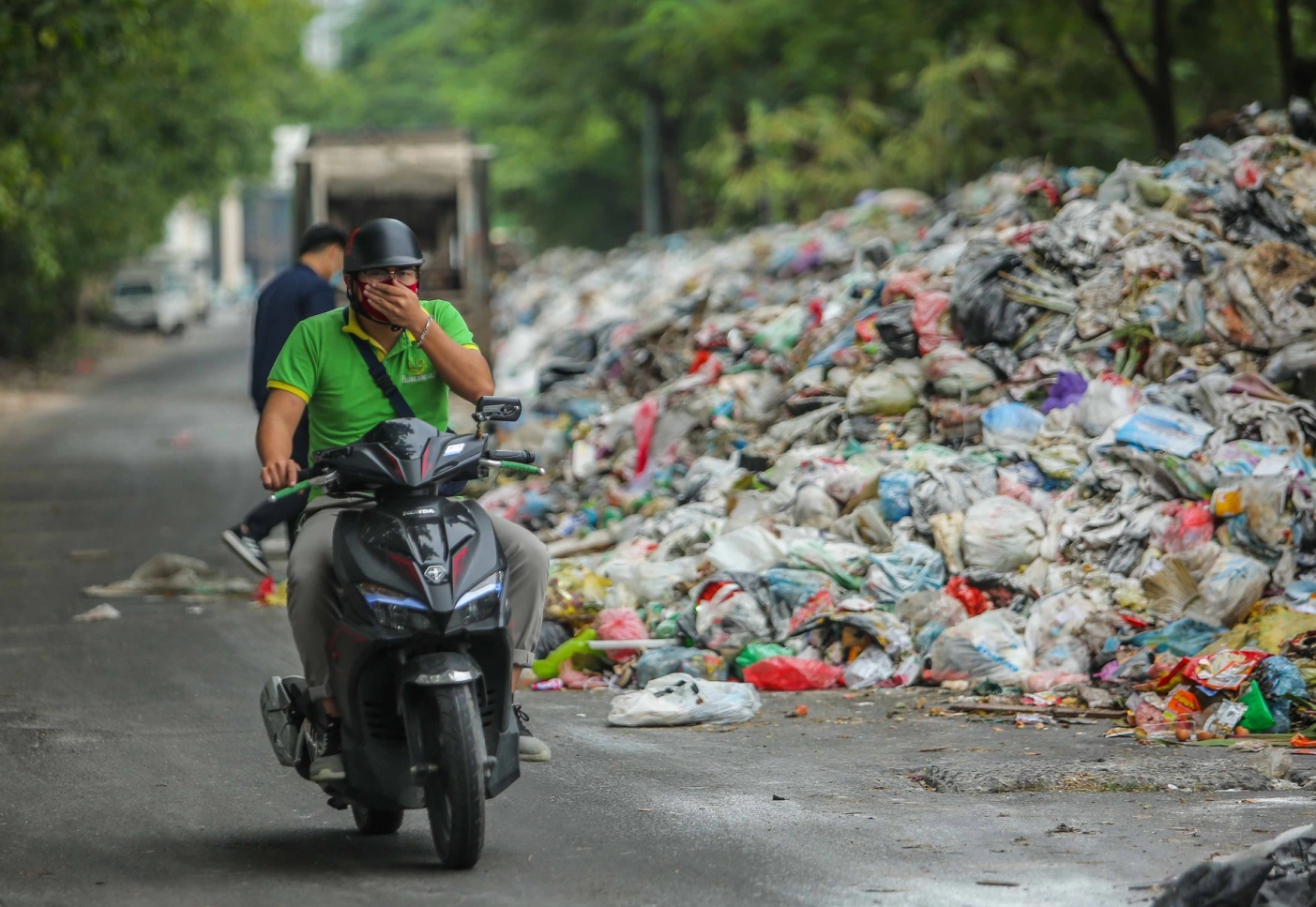 Nâng cao ý thức cộng đồng nhằm giảm thiểu chất thải nguy hại tại các đô thị