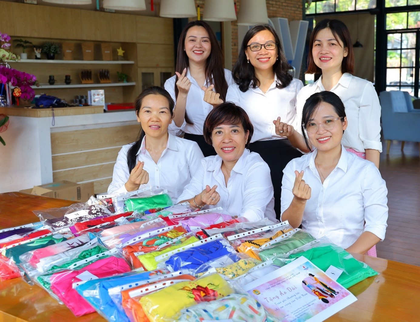 H2. Những chiếc áo dài xinh đẹp được chị em đóng góp, gửi tặng tỉnh Lào Cai