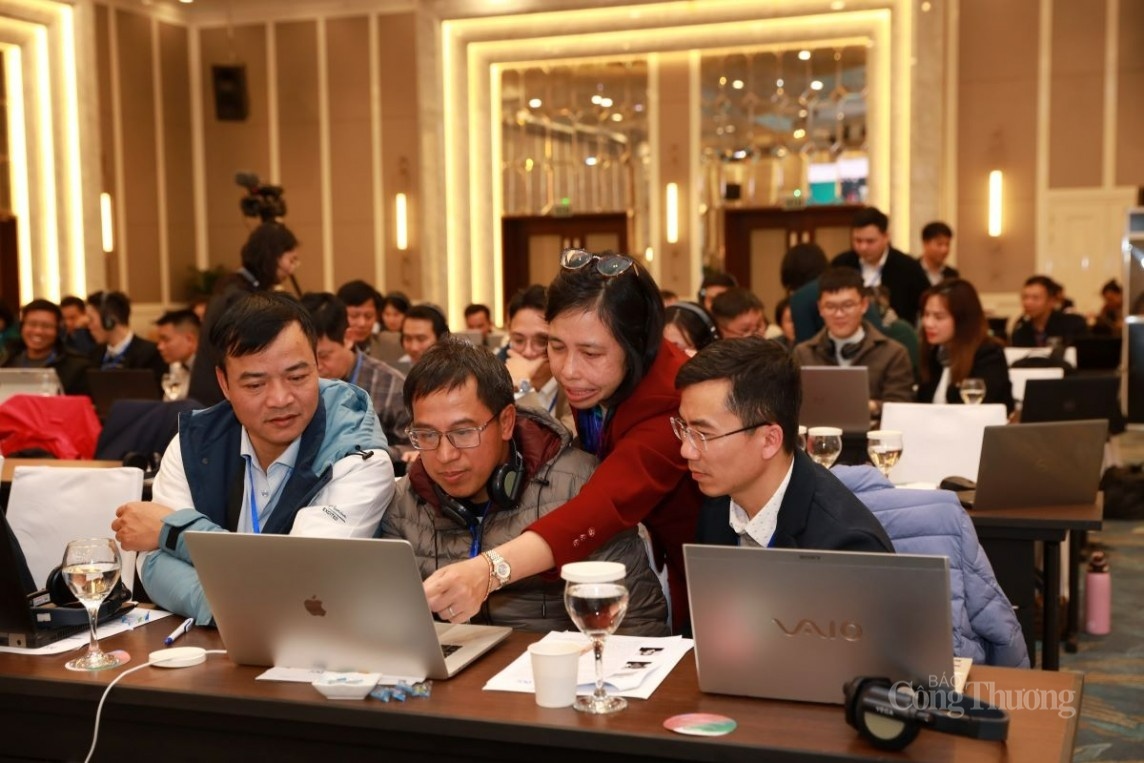 Bà Đặng Hồng Hạnh hướng dẫn doanh nghiệp thực hành thị trường các-bon mô phỏng sử dụng công cụ mô phỏng CarbonSim.