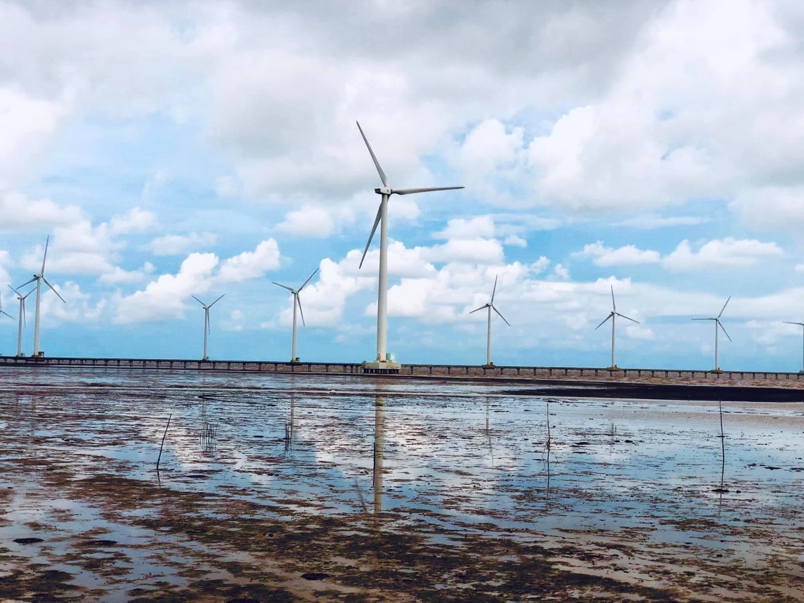 Nhà máy điện gió tỉnh Bạc Liêu với tổng công suất 99.2 MW, ước tính giảm phát thải khoảng 143.761 tCO2 mỗi năm. Đây là một trong những dự án tín chỉ các-bon tiêu biểu của Việt Nam.