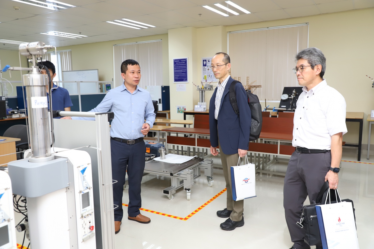 Đoàn tham quan cơ sở vật chất và phòng thí nghiệm của PVU Đoàn tham quan cơ sở vật chất và phòng thí nghiệm của PVU