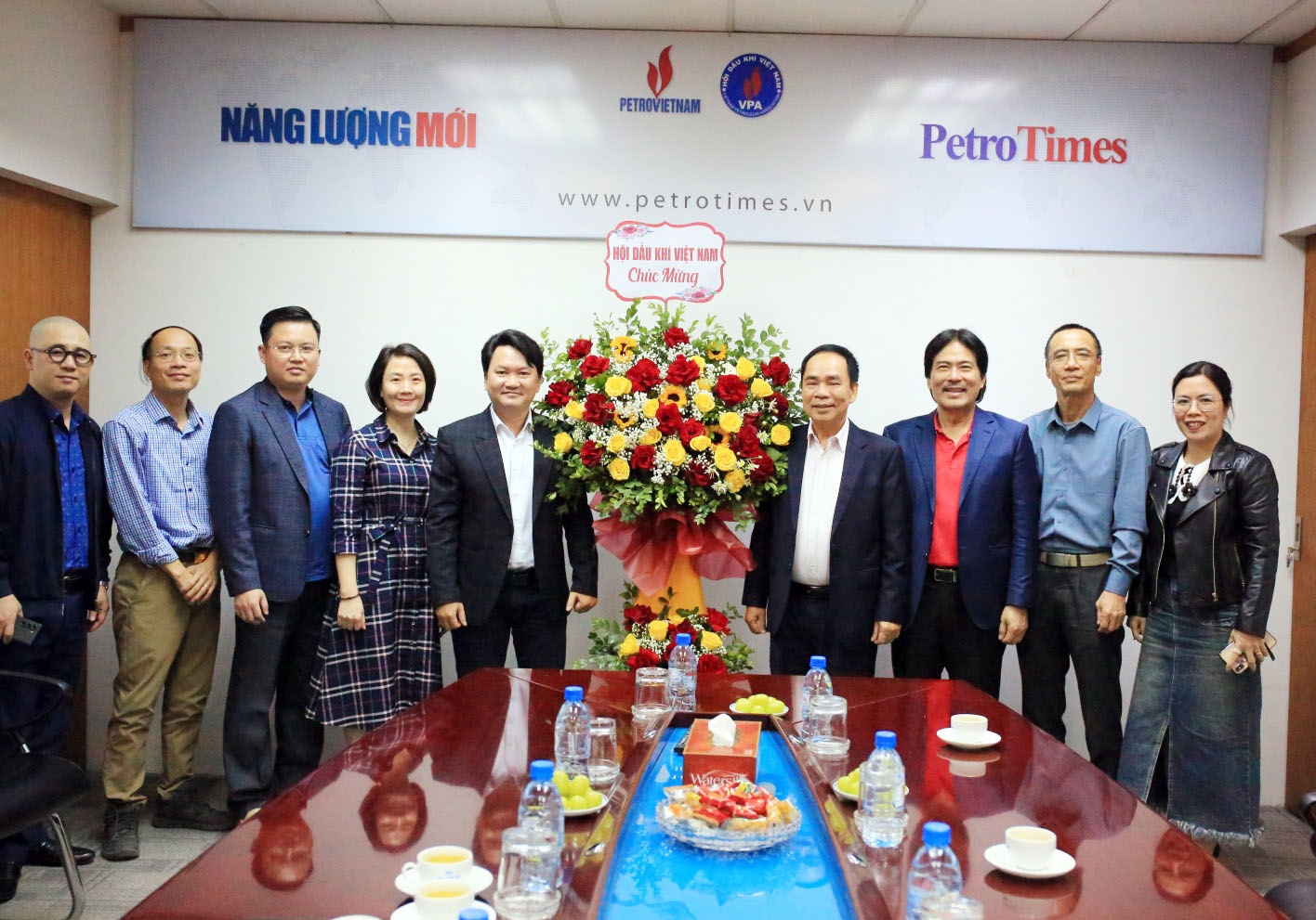 Lãnh đạo Hội Dầu khí Việt Nam tặng hoa chúc mừng Tạp chí Năng lượng Mới - PetroTimes