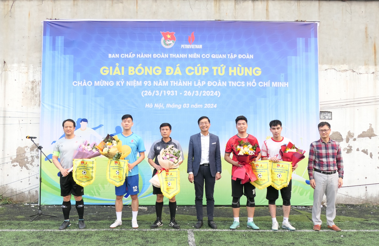 Khởi tranh Giải bóng đá Cúp Tứ Hùng do Đoàn Thanh niên Cơ quan Tập đoàn tổ chức