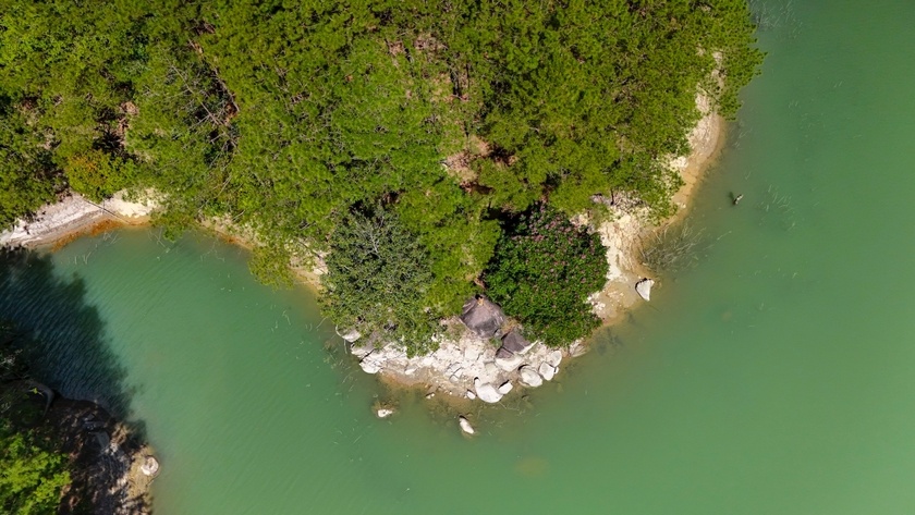 Vẻ đẹp của đập Tân Sơn nhìn từ trên cao