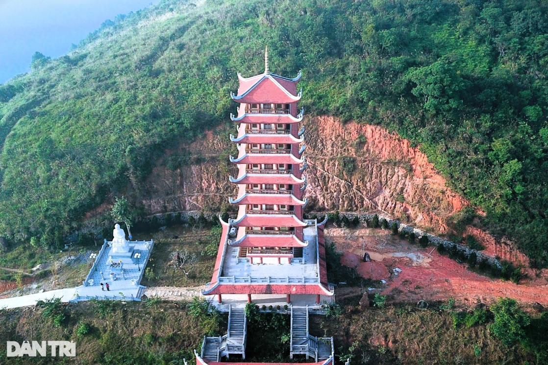 Bảo tháp Đại Tuệ 9 tầng cao 32m, công trình ấn tượng nhất của chùa là nơi thờ thất Phật thế tôn, Phật Mẫu Đại Tuệ và Phật Di Lặc.