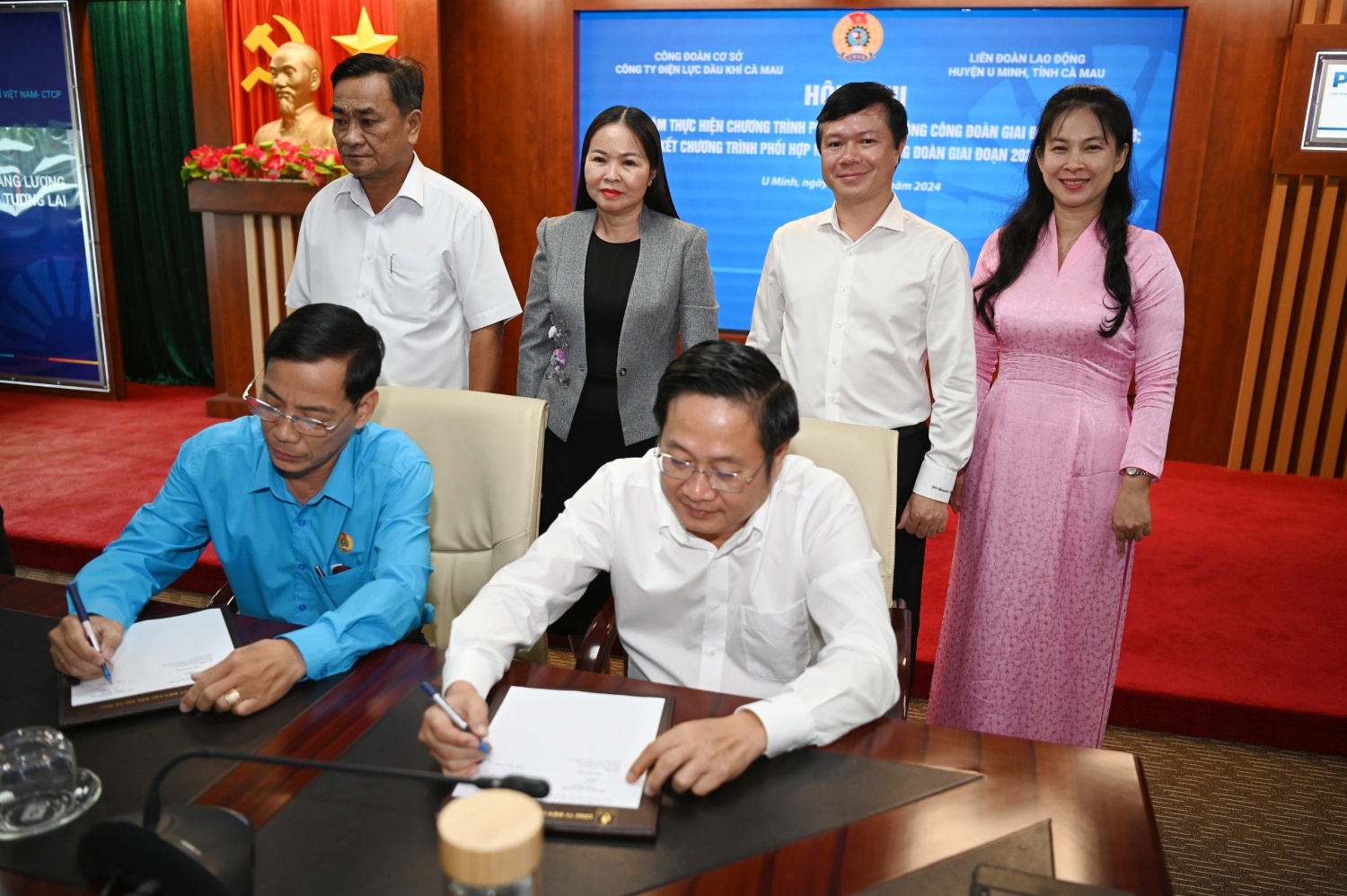 Ông Hồ Tuấn Kiệt - Chủ tịch Công đoàn PV Power Ca Mau và ông Trần Văn Thuộc - Chủ tịch Liên đoàn Lao động huyện U Minh cùng ký kết Chương trình phối hợp hoạt động Công đoàn giữa hai đơn vị giai đoạn 2024-2028.