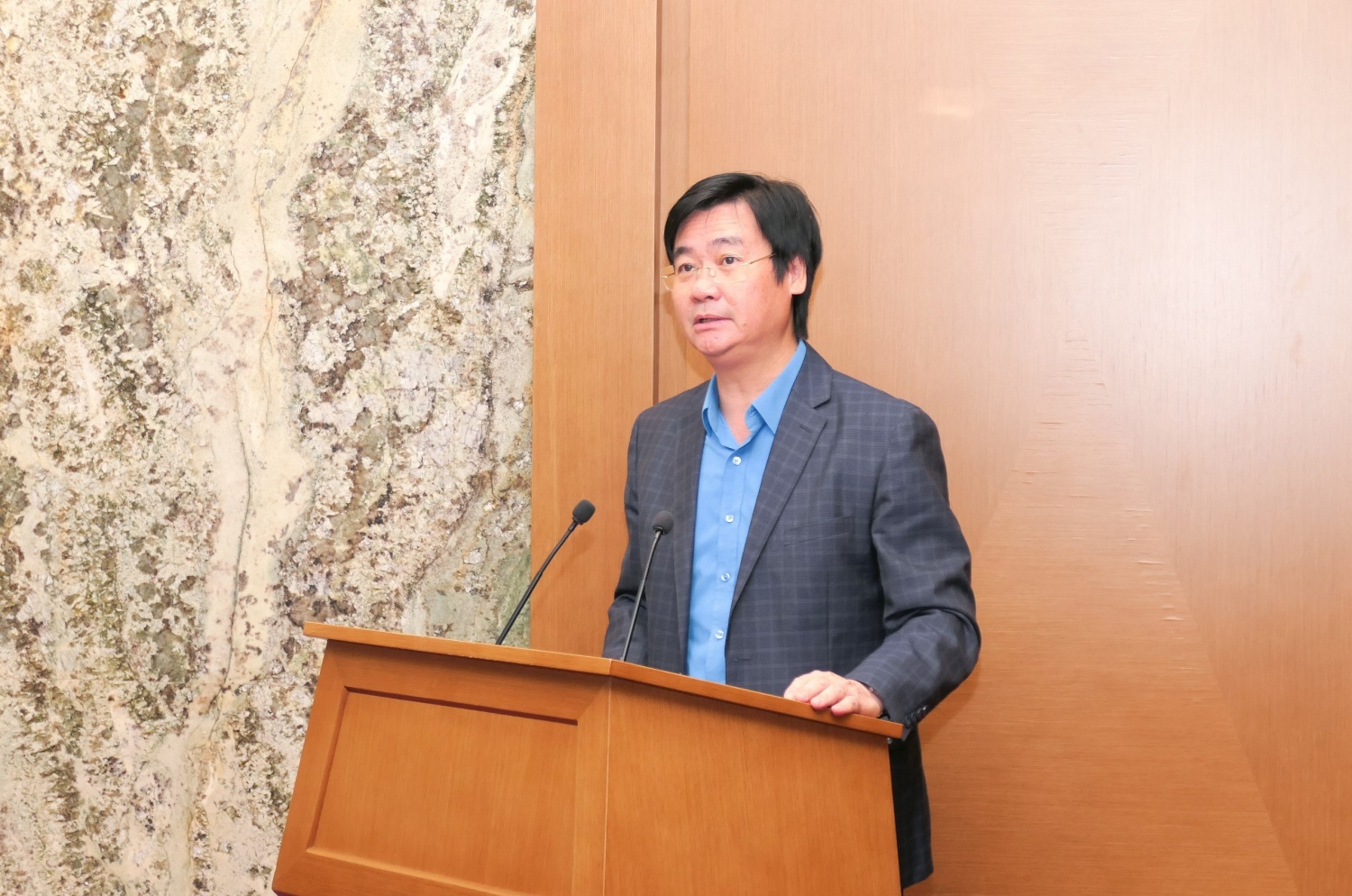 Đồng chí Nguyễn Mạnh Kha - Ủy viên BCH Tổng Liên đoàn Lao động Việt Nam, Phó Chủ tịch Công đoàn Dầu khí Việt Nam phát biểu báo cáo về kết quả công tác phối hợp giữa 3 tổ chức đoàn thể trong năm 2023.