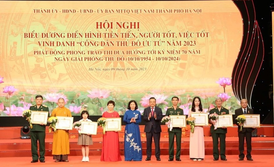 Hà Nội: Tặng danh hiệu “Người tốt, việc tốt” năm 2024 cho 12 cá nhân