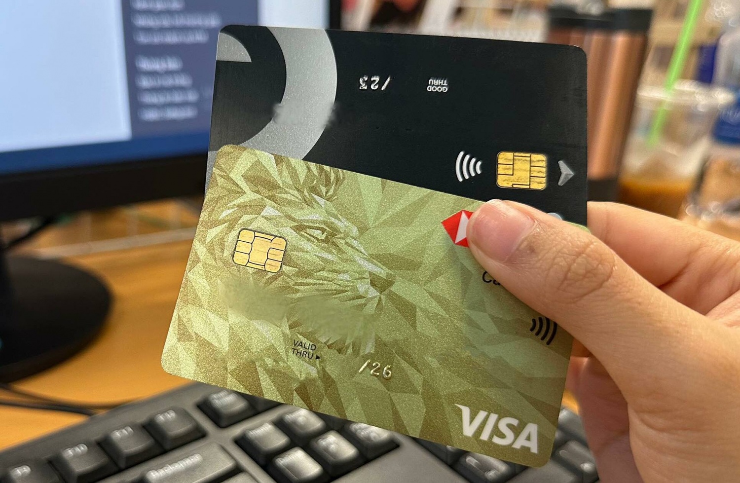 Những điều cần biết về thẻ tín dụng để không phải  “oằn lưng” trả lãi