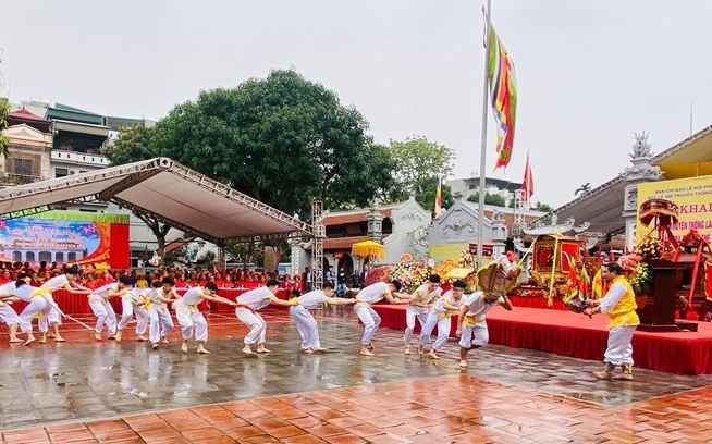 Hà Nội: Độc đáo điệu múa cổ "lột rắn" tại lễ hội truyền thống làng Trường Lâm