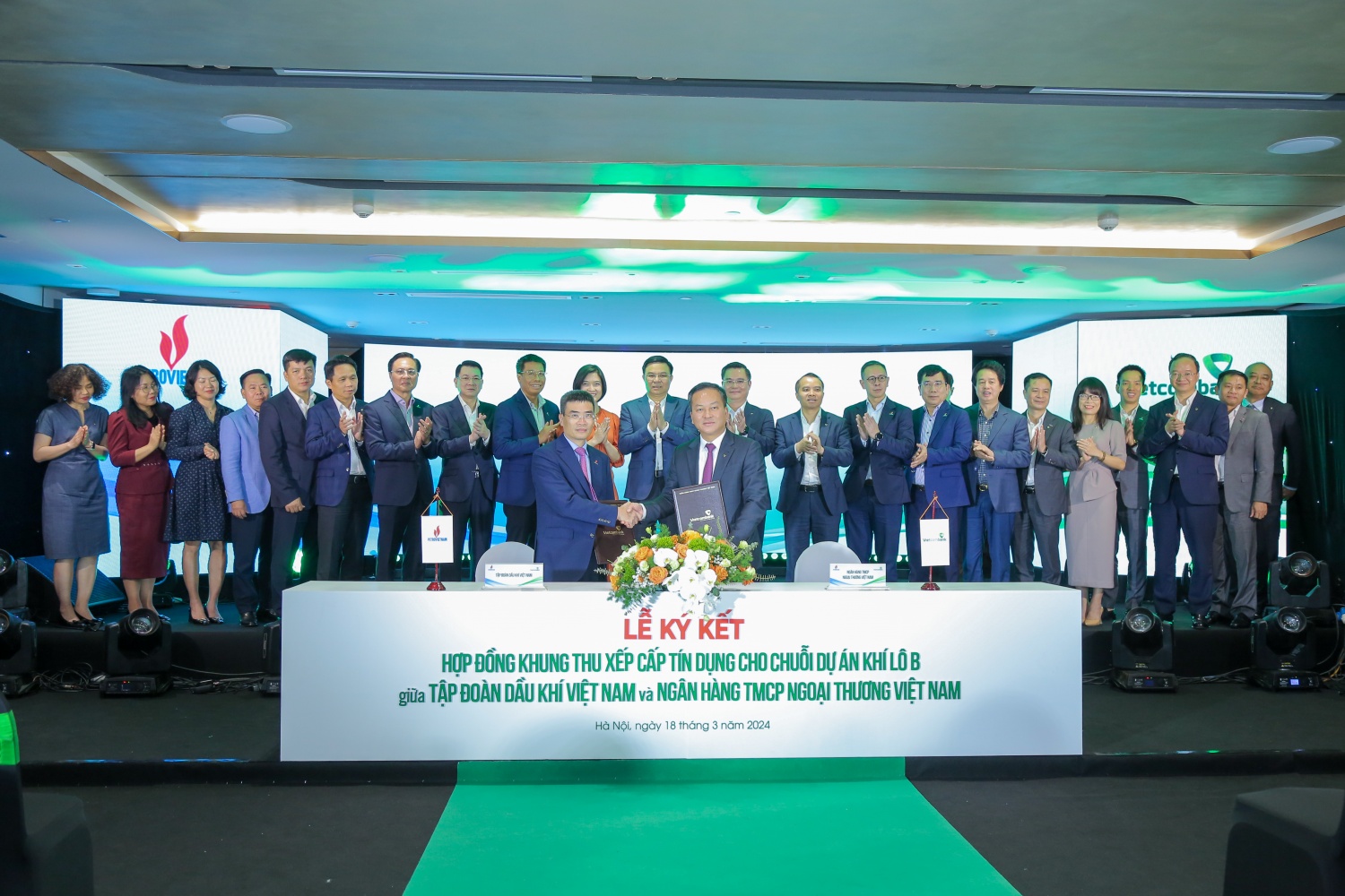 Phó Tổng giám đốc Petrovietnam Dương Mạnh Sơn và Phó Tổng giám đốc Vietcombank Nguyễn Việt Cường ký kết hợp đồng khung thu xếp cấp tín dụng cho chuỗi dự án Lô B Phó Tổng giám đốc Petrovietnam Dương Mạnh Sơn và Phó Tổng giám đốc Vietcombank Nguyễn Việt Cường ký kết hợp đồng khung thu xếp cấp tín dụng cho chuỗi dự án Lô B