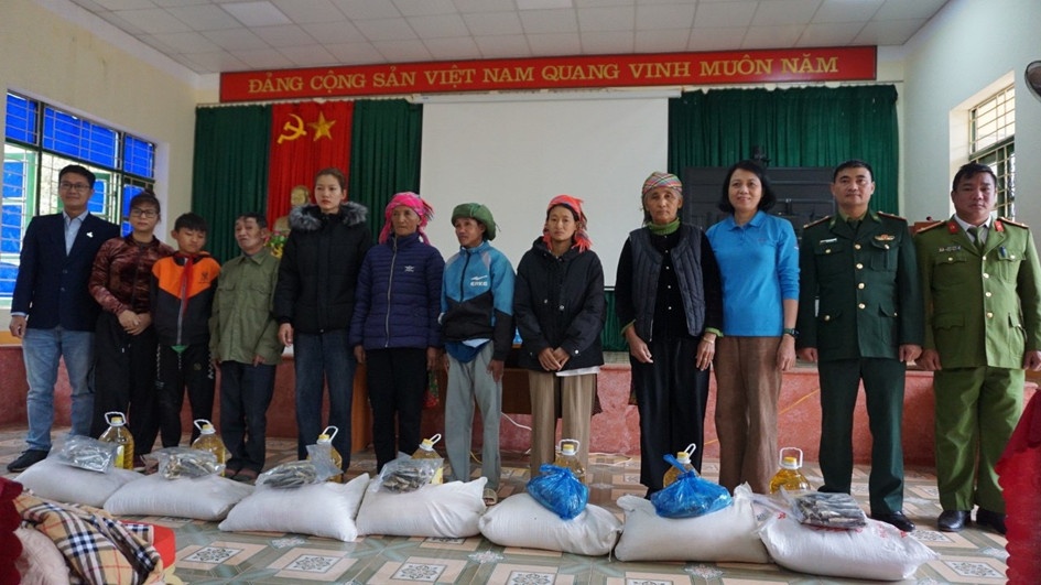 Đoàn công tác Công đoàn Dầu khí tặng quà các gia đình nghèo và học sinh huyện Mường Nhé, tỉnh Điện Biên dịp Tết Giáp Thìn 2024.