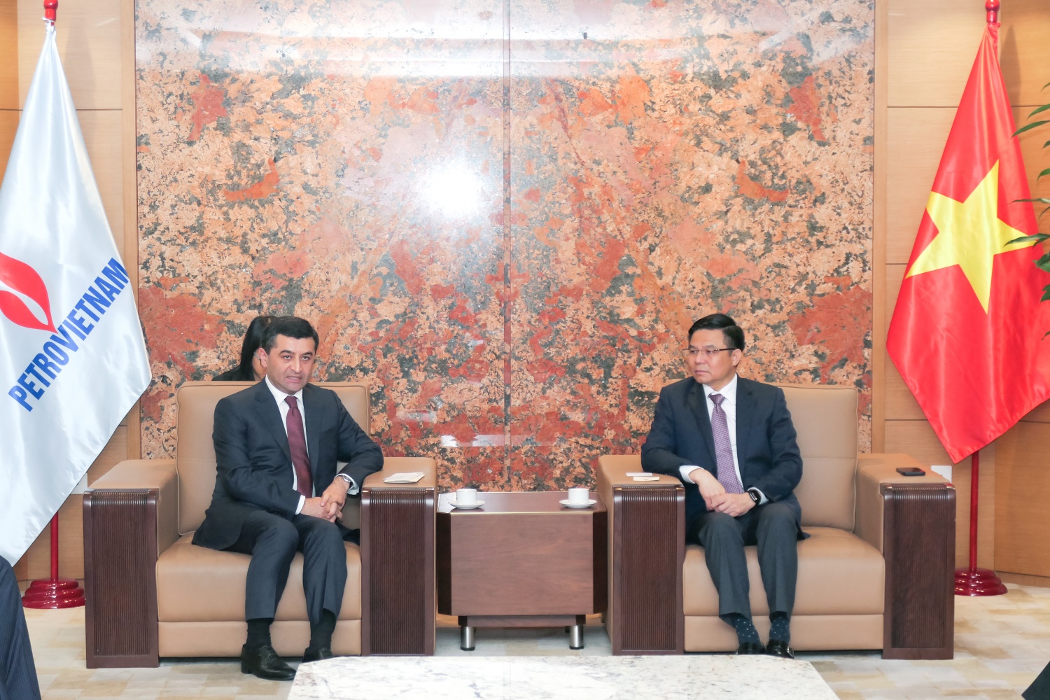 Chủ tịch HĐTV Petrovietnam Lê Mạnh Hùng tiếp Bộ trưởng Bộ ngoại giao Uzbekistan Chủ tịch HĐTV Petrovietnam Lê Mạnh Hùng tiếp Bộ trưởng Bộ ngoại giao Uzbekistan