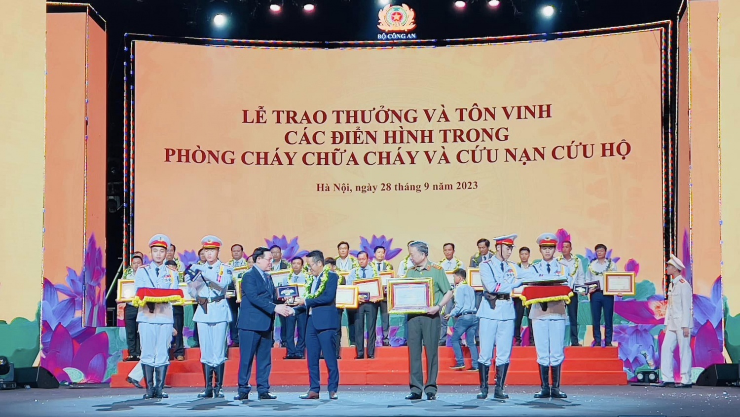 PV GAS CA MAU nhận biểu trưng từ đồng chí Vương Đình Huệ - Chủ tịch Quốc hội
