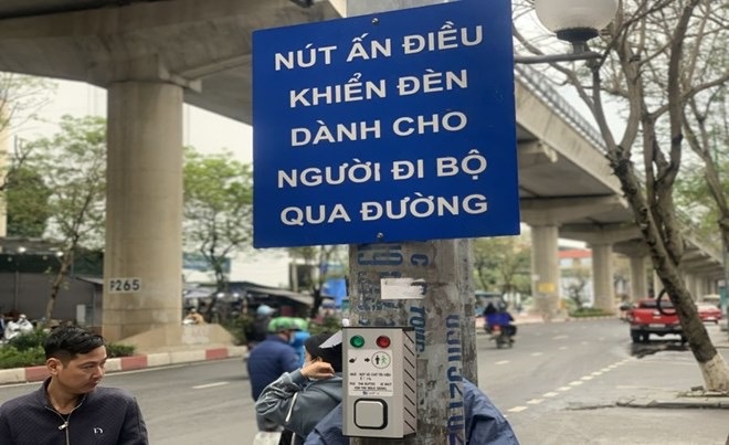 Đèn tín hiệu cho người đi bộ ở Hà Nội không phát huy tác dụng trong thực tế.