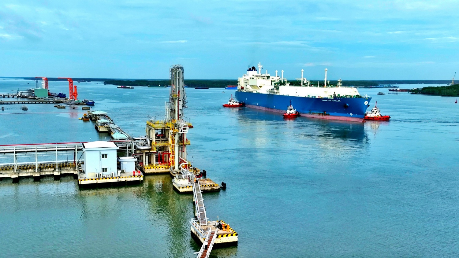 Tàu chở LNG cập cảng tại Bà Rịa – Vũng Tàu