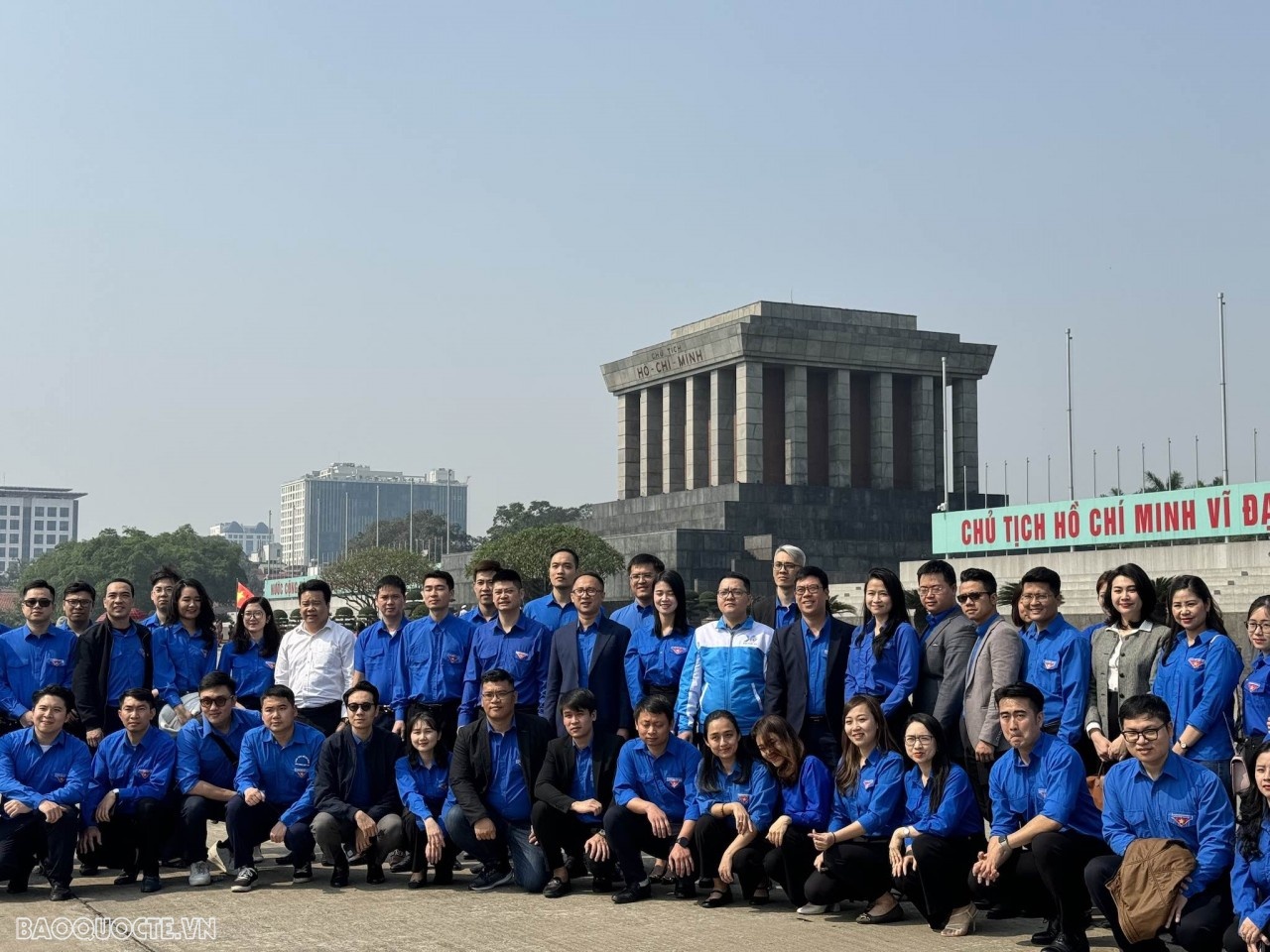 Các đoàn viên, thanh niên đại diện Đoàn khối các cơ quan Trung ương vào Lăng viếng Chủ tịch Hồ Chí Minh.