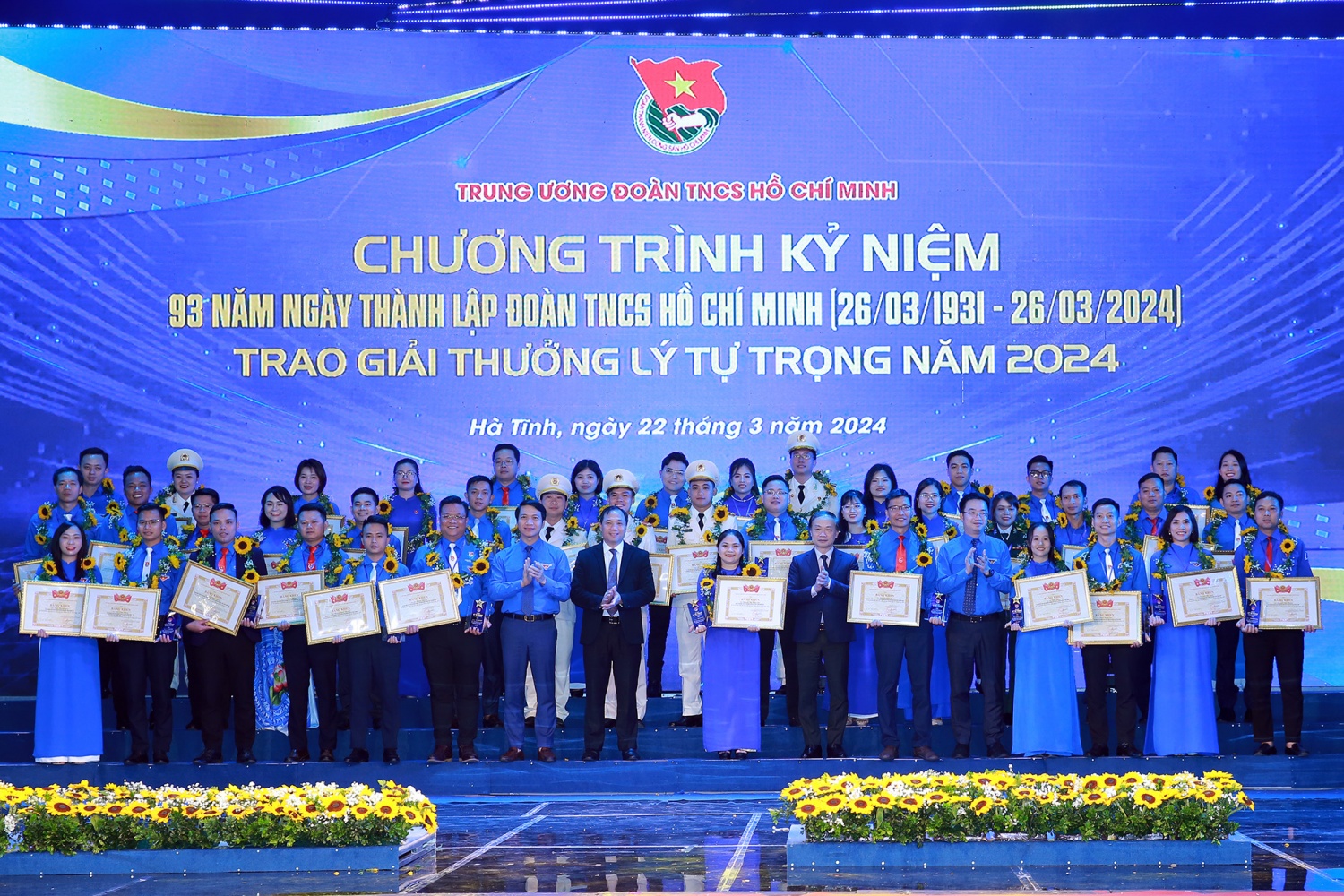 Lãnh đạo tỉnh Hà Tĩnh, Ban Dân vận Trung ương, Trung ương Đoàn TNCS Hồ Chí Minh trao Giải thưởng Lý Tự Trọng năm 2024 cho cán bộ đoàn tiêu biểu - Ảnh: VGP/Minh Khôi