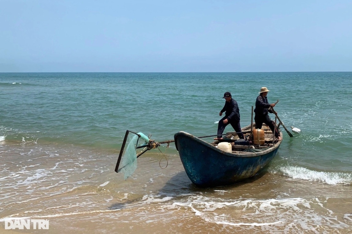 Ốc gạo sống gần bờ. Do đó, ngư dân dùng loại ghe, thuyền công suất nhỏ hành nghề cào ốc nhằm tiết kiệm nhiên liệu.