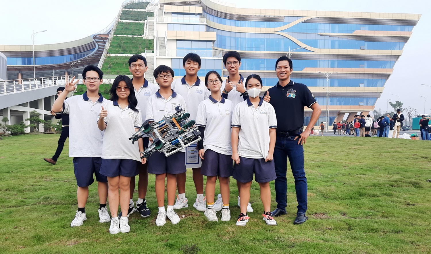 Hình 1: Đội 36070J – LSTS FATE tham dự Giải Vô địch Quốc gia VEX Robotics 2024, thầy Huỳnh Bảo Thiên (ngoài cùng bên phải)