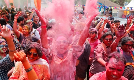 Tràn ngập sắc màu lễ hội Holi