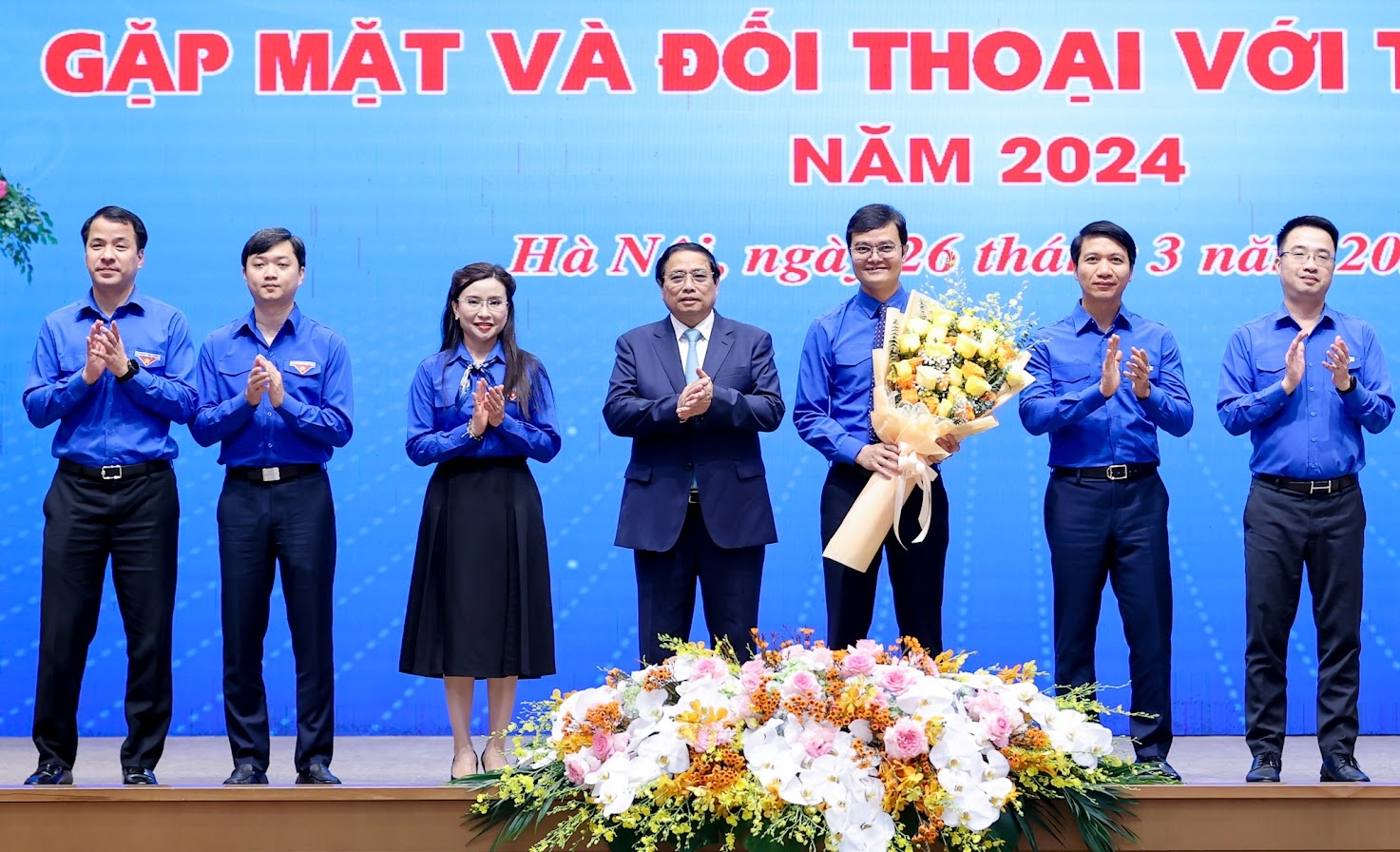 Thủ tướng Phạm Minh Chính chúc mừng Ban Bí thư Trung ương Đoàn. Ảnh VGP/Nhật Bắc