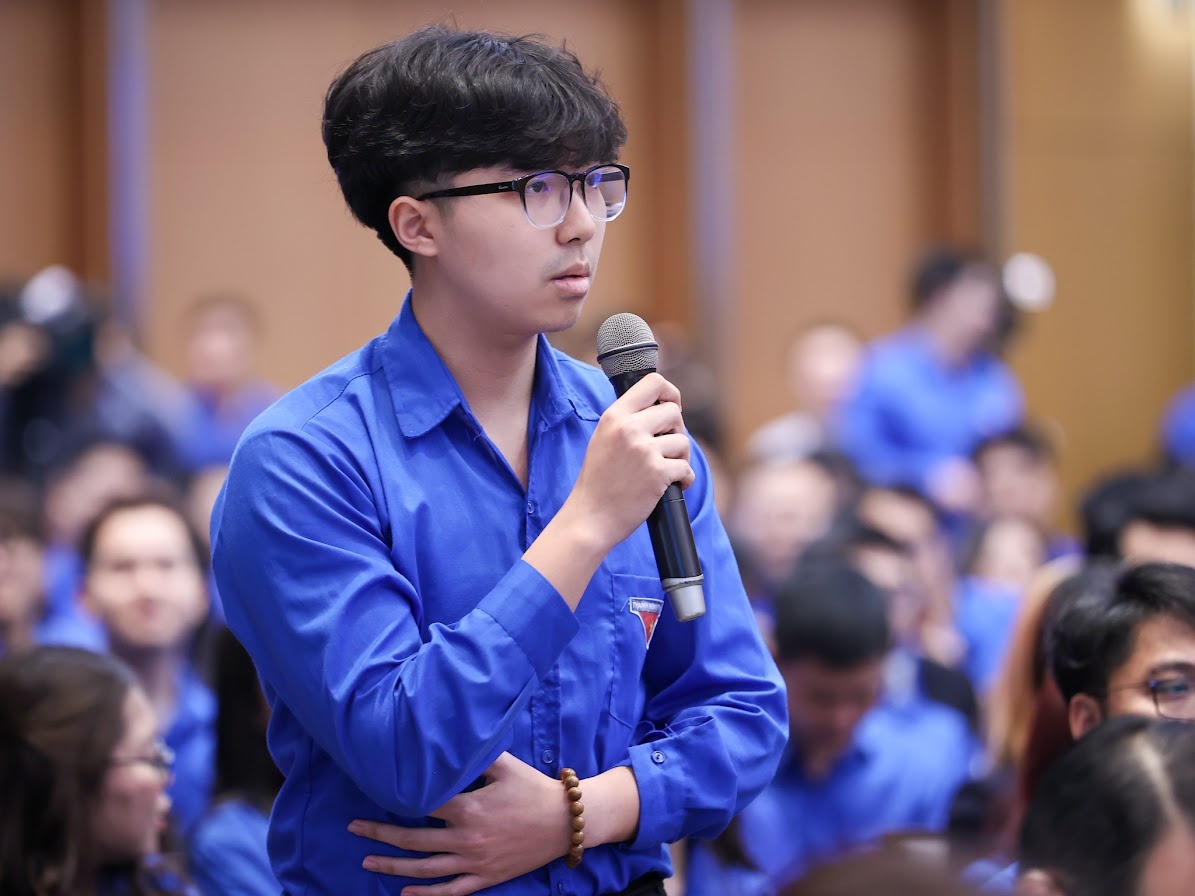 Bạn Nguyễn Thành Trung, Học sinh Trường THPT Chuyên Đại học Sư phạm đặt câu hỏi. Ảnh VGP/Nhật Bắc