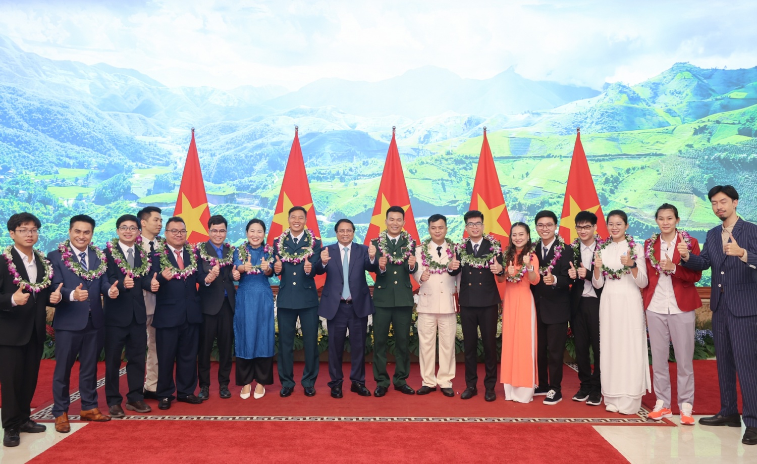 Thủ tướng cùng 10 gương mặt trẻ tiêu biểu Việt Nam năm 2023 và 9 gương mặt trẻ Việt Nam triển vọng năm 2023 - Ảnh: VGP/Nhật Bắc