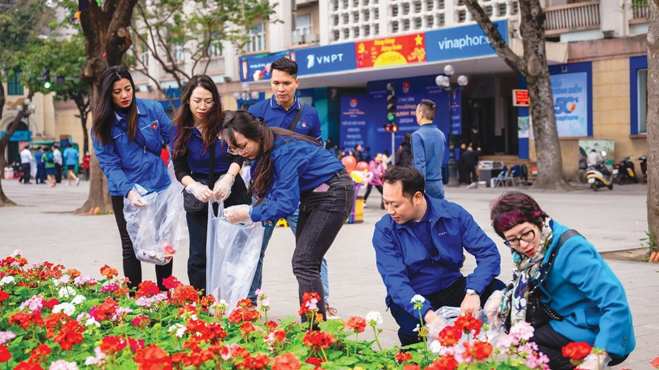 Đoàn viên, thanh niên quận Hoàn Kiếm ra quân thực hiện vệ sinh môi trường