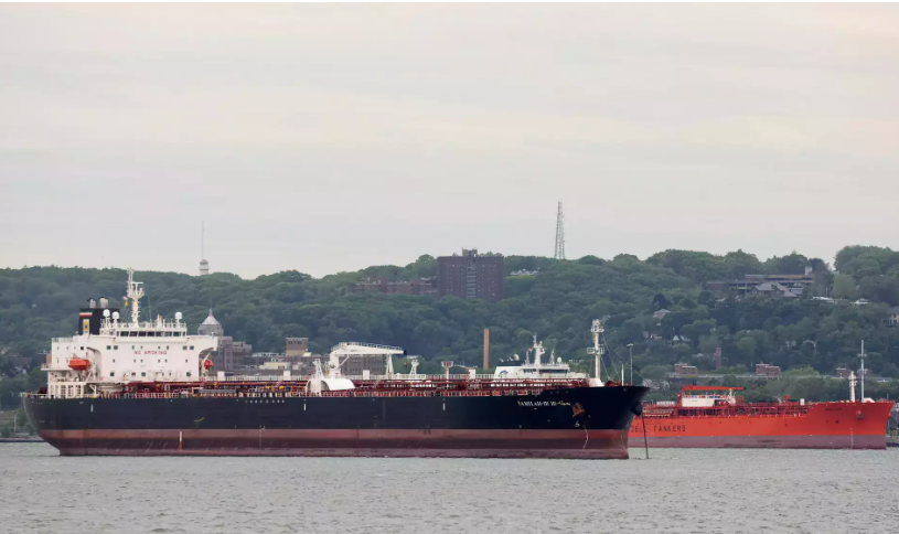 Nga đã giải quyết thành công tình trạng dư cung dầu Sokol trên biển