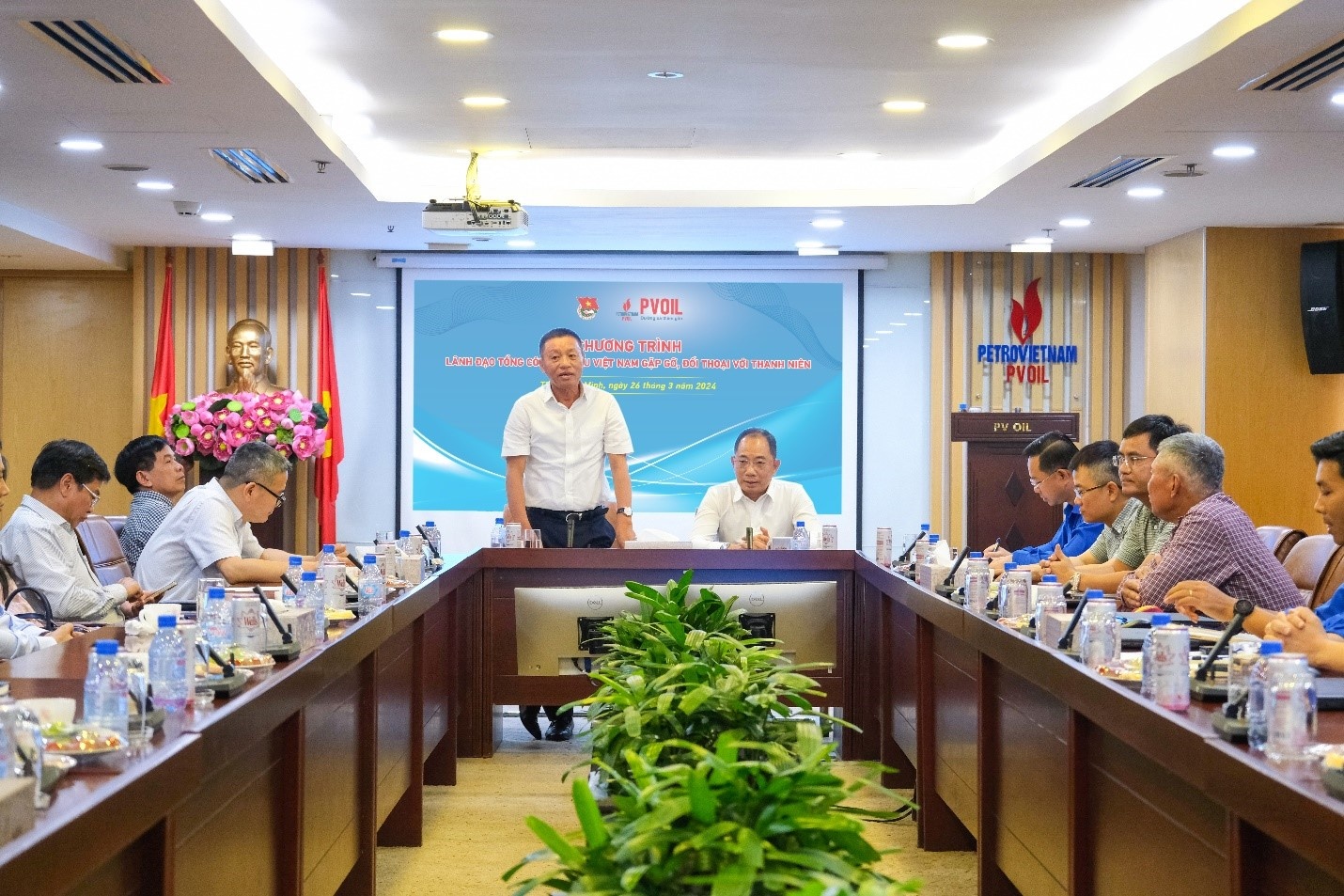 Đồng chí Đoàn Văn Nhuộm – Phó Bí thư Đảng ủy, Tổng Giám đốc Tổng công ty chia sẻ thông tin với đoàn viên thanh niên tại chương trình đối thoại.