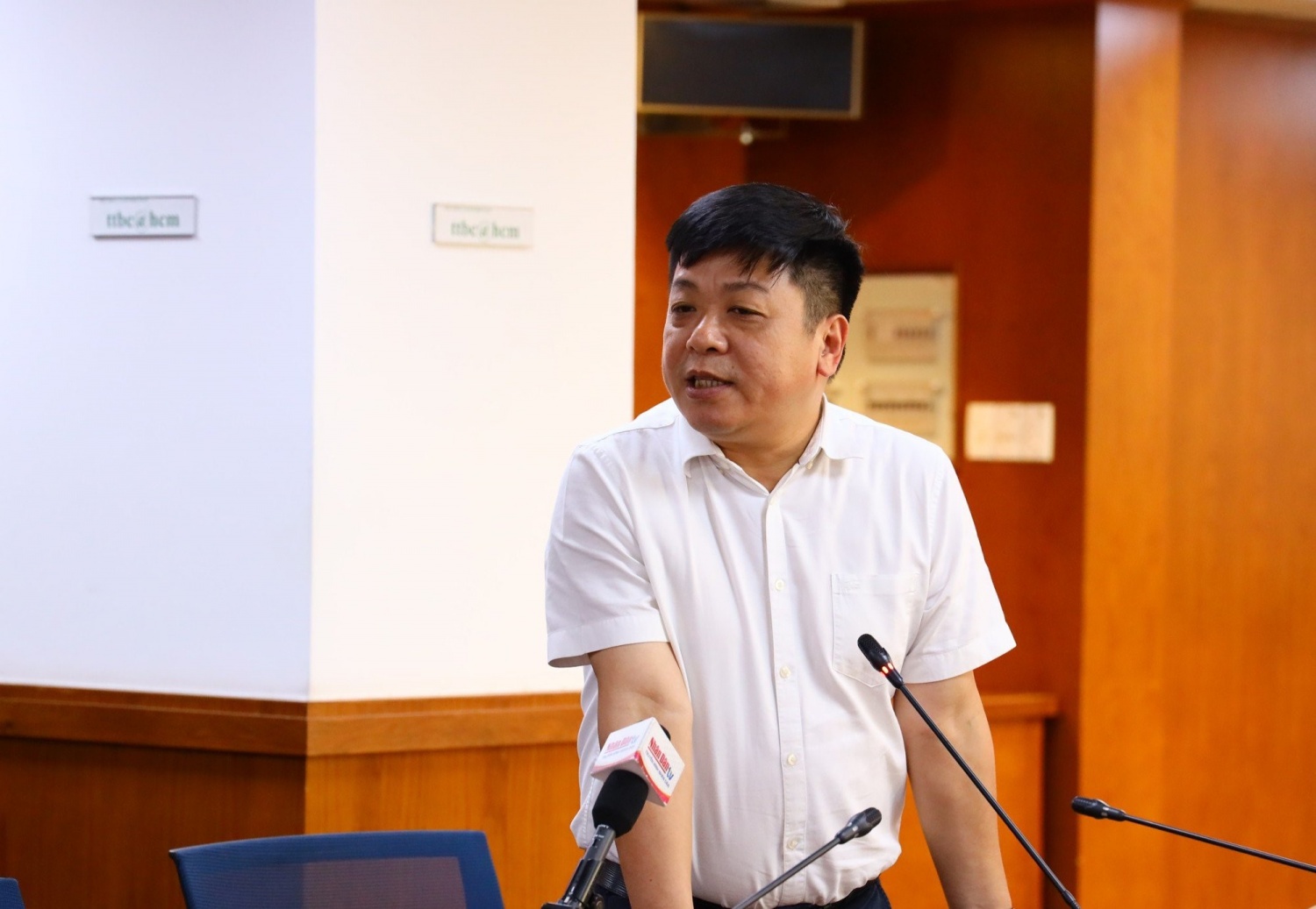 Ông Quế Đình Nguyên, Phó Tổng Biên tập Báo Nhân Dân thông tin tại họp báo - Ảnh: VGP/Vũ Phong